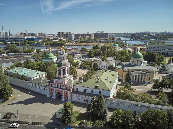 图为位于俄罗斯莫斯科市的达尼洛夫斯基修道院。空中无人机全景. — 图库照片