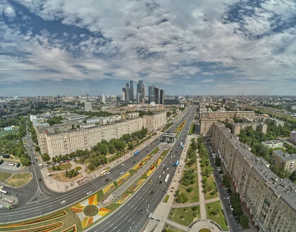 Moskova Uluslararası İş Merkezi ve Moskova'da Poklonnaya tepe yakınında zafer kemeri. Panorama. Havadan görünüm — Stok fotoğraf