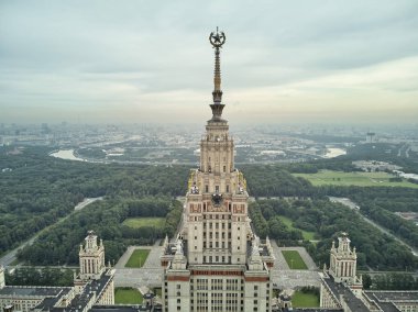 Lomonosov Moskova Devlet Üniversitesi Mgu'nun Sparrow Hills'teki havadan görünümü, Moskova, Rusya. Havadan drone panorama görünümü