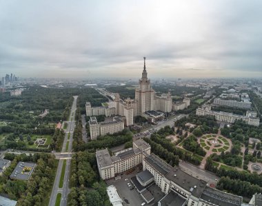 Lomonosov Moskova Devlet Üniversitesi Mgu'nun Sparrow Hills'teki havadan görünümü, Moskova, Rusya. Havadan drone panorama görünümü