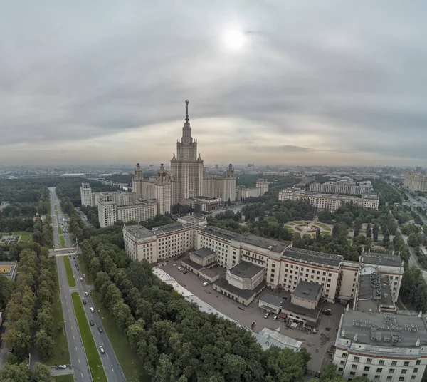 ロシア、モスクワ、スパローヒルズのロモノソフモスクワ州立大学Mguの航空写真。空中ドローンパノラマビュー — ストック写真