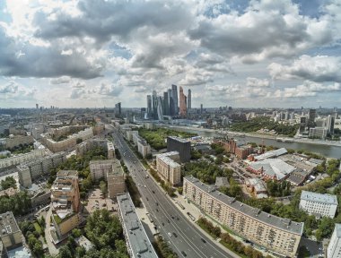 Modern ve eski şehir, Rusya birleştiren Moskova mimarisipeyzaj. Açık modern Moskova şehir gökdelenler. Hava