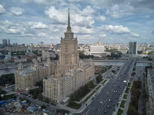 Hotel Ukraine en Moscow City Business complex in Moskou, Rusland. Luchtfoto drone panoramisch uitzicht — Stockfoto