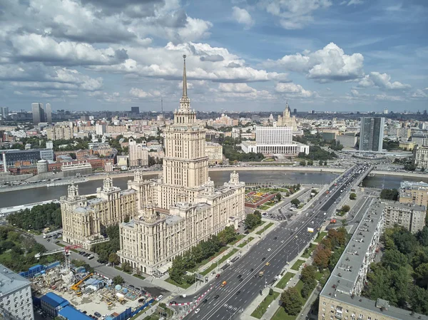 Moskova, Rusya Hotel Ukrayna ve Moskova City iş kompleksi. Havadan drone panoramik görünümü — Stok fotoğraf
