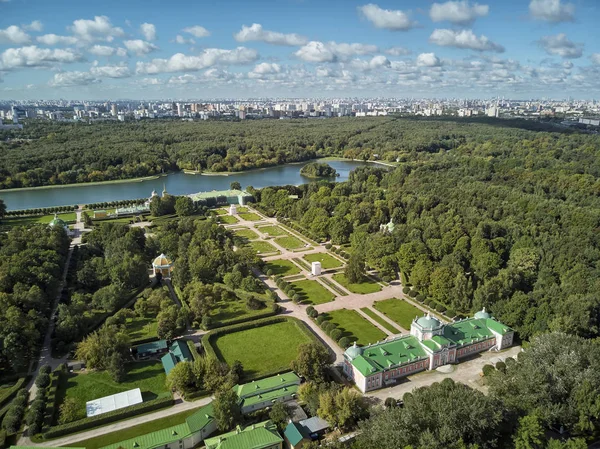A residência de Sheremetevs Kuskovo em um dia ensolarado de verão. Jardim regular em estilo francês. Vista aérea de drones — Fotografia de Stock