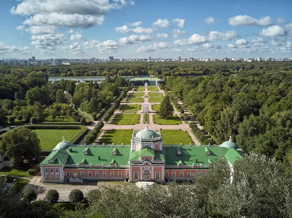 A residência de Sheremetevs Kuskovo em um dia ensolarado de verão. Jardim regular em estilo francês. Vista aérea de drones — Fotografia de Stock
