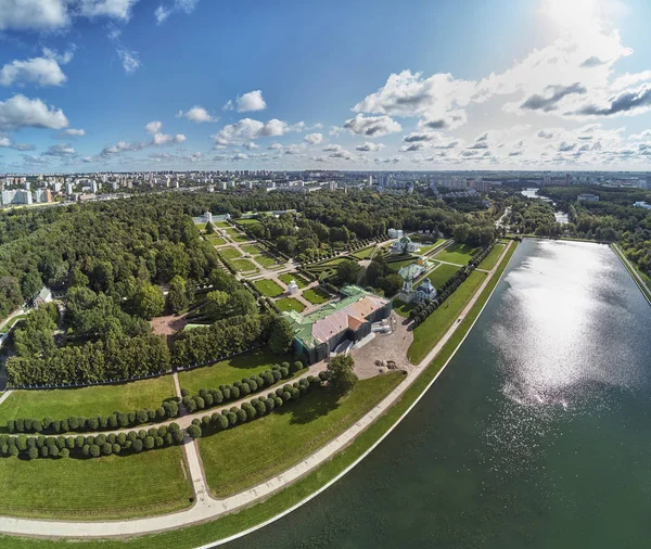 La residencia de Sheremetevs Kuskovo en un día soleado de verano. Jardín regular al estilo francés. Vista aérea del dron — Foto de Stock