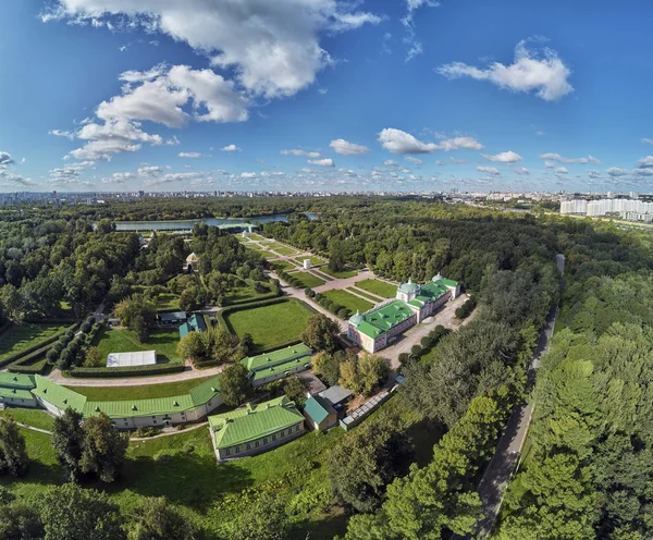 A residência de Sheremetevs Kuskovo em um dia ensolarado de verão. Jardim regular em estilo francês. Vista aérea de drones — Fotografia de Stock