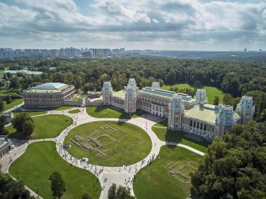 Tsaritsyno'da Kraliçe Büyük Catherine'in büyük sarayı. Tarihi park Tsaritsyno Moskova'nın bir dönüm noktasıdır. Havadan görünüm