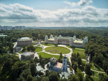 Tsaritsyno'da Kraliçe Büyük Catherine'in büyük sarayı. Tarihi park Tsaritsyno Moskova'nın bir dönüm noktasıdır. Havadan görünüm