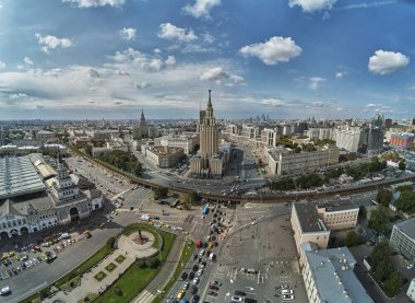 Moskova, Rusya - 21 Temmuz 2019. Komsomolskaya meydanında Moskova üst görünümü, aynı zamanda üç tren istasyonları kare olarak da bilinir. Havadan insansız hava aracı görünümü