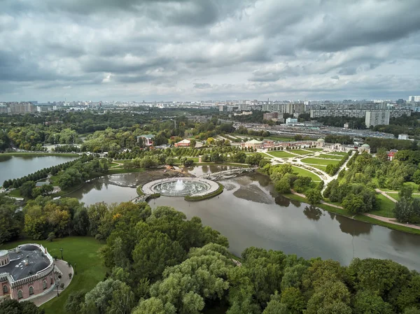 Tsaritsyno'da Kraliçe Büyük Catherine'in büyük sarayı. Tarihi park Tsaritsyno Moskova'nın bir dönüm noktasıdır. Havadan görünüm — Stok fotoğraf