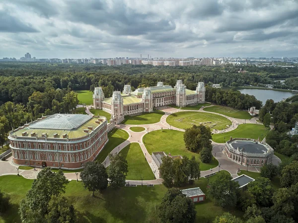 Grande palácio da rainha Catarina, a Grande, em Tsaritsyno. Parque histórico Tsaritsyno é um marco de Moscou. Vista aérea — Fotografia de Stock