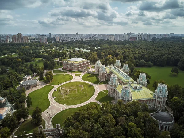 차리시노의 여왕 캐서린 대왕의 그랜드 팰리스. 역사 공원 차리시노는 모스크바의 랜드 마크입니다. 공중 보기 — 스톡 사진