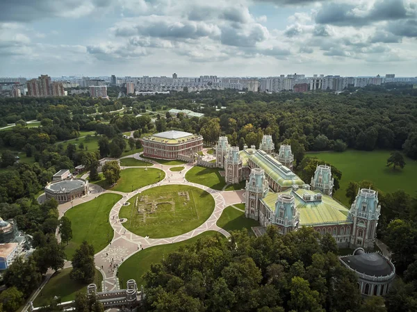 Grand Palace királynő nagy Katalin a Tsaritsyno. A Tsaritsyno történeti Park Moszkva egyik nevezetessége. Légifelvétel — Stock Fotó