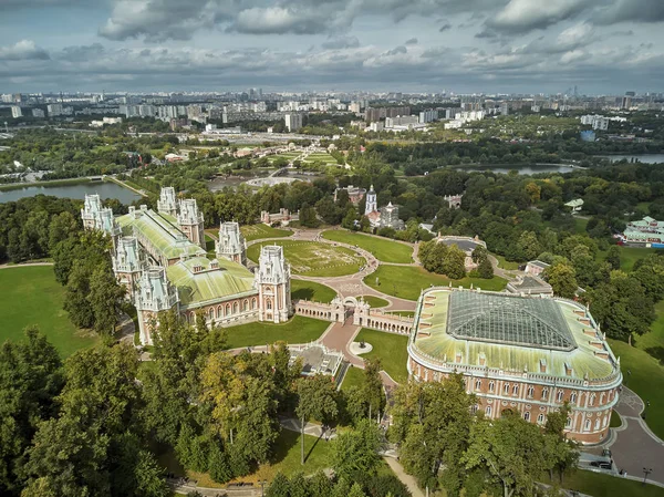 Grande palácio da rainha Catarina, a Grande, em Tsaritsyno. Parque histórico Tsaritsyno é um marco de Moscou. Vista aérea — Fotografia de Stock