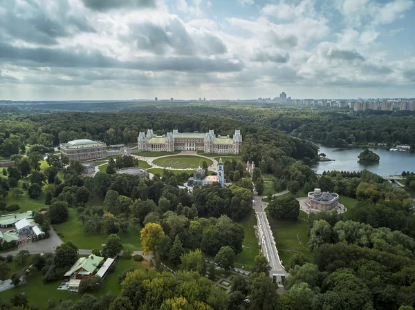 Gran palacio de la reina Catalina la Grande en Tsaritsyno. Parque histórico Tsaritsyno es un hito de Moscú. Vista aérea — Foto de Stock