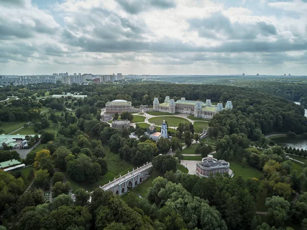 Gran palacio de la reina Catalina la Grande en Tsaritsyno. Parque histórico Tsaritsyno es un hito de Moscú. Vista aérea — Foto de Stock