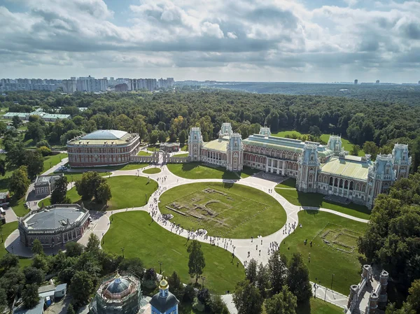 Tsaritsyno'da Kraliçe Büyük Catherine'in büyük sarayı. Tarihi park Tsaritsyno Moskova'nın bir dönüm noktasıdır. Havadan görünüm