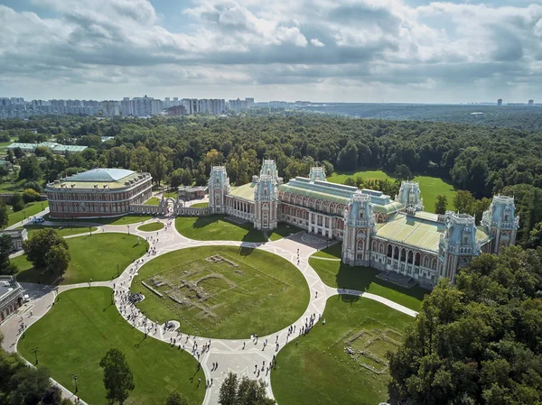 Tsaritsyno'da Kraliçe Büyük Catherine'in büyük sarayı. Tarihi park Tsaritsyno Moskova'nın bir dönüm noktasıdır. Havadan görünüm