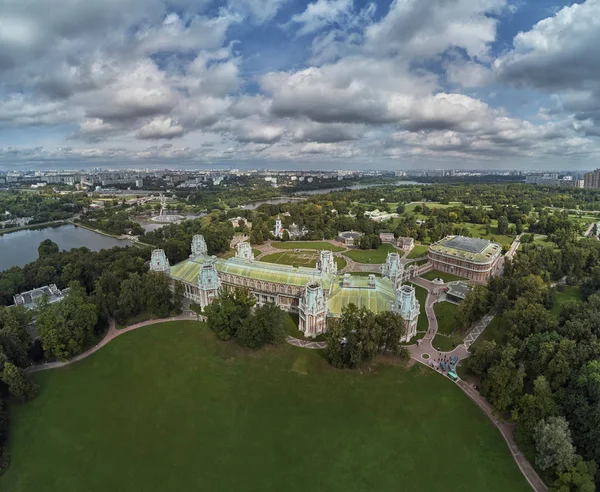 Gran palacio de la reina Catalina la Grande en Tsaritsyno. Parque histórico Tsaritsyno es un hito de Moscú. Vista aérea — Foto de Stock