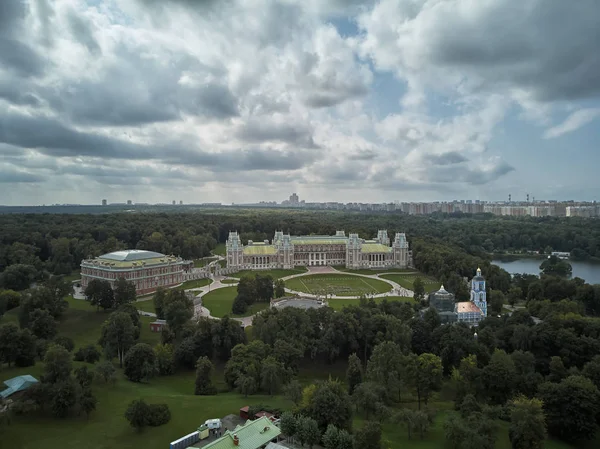 Gran palacio de la reina Catalina la Grande en Tsaritsyno. Parque histórico Tsaritsyno es un hito de Moscú. Vista aérea — Foto de Stock