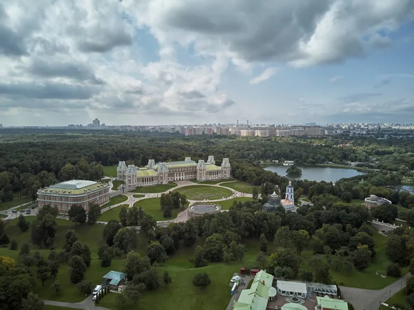 Grand Palace királynő nagy Katalin a Tsaritsyno. A Tsaritsyno történeti Park Moszkva egyik nevezetessége. Légifelvétel — Stock Fotó
