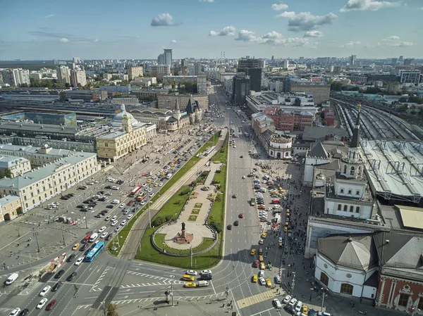 Moskova, Rusya - 21 Temmuz 2019. Komsomolskaya meydanında Moskova üst görünümü, aynı zamanda üç tren istasyonları kare olarak da bilinir. Havadan insansız hava aracı görünümü