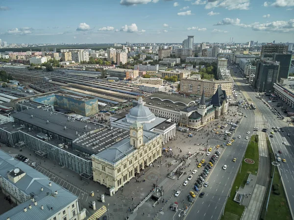 Moskova, Rusya - 21 Temmuz 2019. Komsomolskaya meydanında Moskova üst görünümü, aynı zamanda üç tren istasyonları kare olarak da bilinir. Havadan insansız hava aracı görünümü