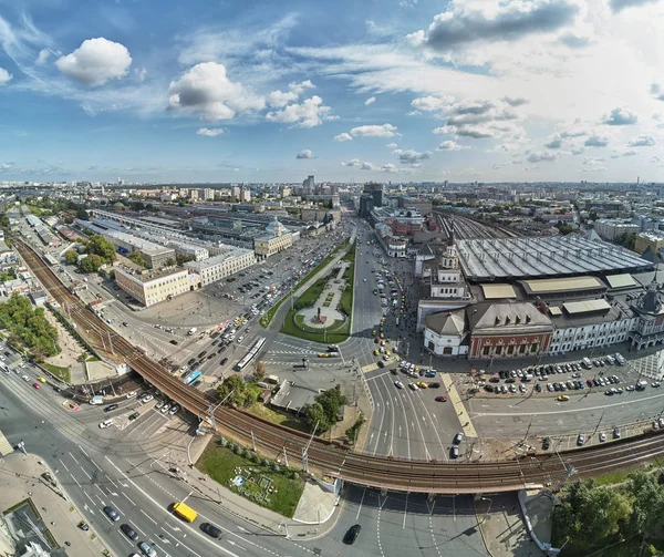 Москва, Росія-21 липня 2019. Московський вид зверху на Комсомольская площа, також відомий як площа трьох залізничних вокзалів. Вигляд повітряних безпілотника — стокове фото