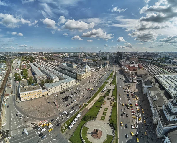 Moscou, Rússia - 21 de julho de 2019. Moscovo vista superior na praça Komsomolskaya, também conhecida como a praça de três estações ferroviárias. Vista aérea de drones — Fotografia de Stock