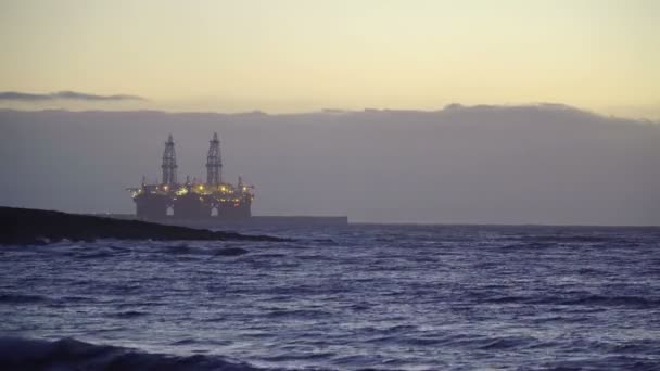 Alacakaranlıkta Okyanusa Offshore Petrol Sondaj Platformu Sondaj Platformu — Stok video