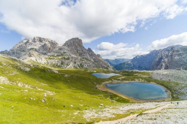 Trentino Alto Adige 'deki Tre Cime di Lavaredo yakınlarındaki Piani göllerinin (Laghi dei Piani) havadan görünüşü, Dolomite Alpleri, Güney Tirol, İtalya 