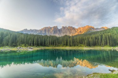 kristal su Gölü Carezza (Karersee) Dolomit Alps, Trentino Alto Adige, Güney Tirol, İtalya gündüz'in   