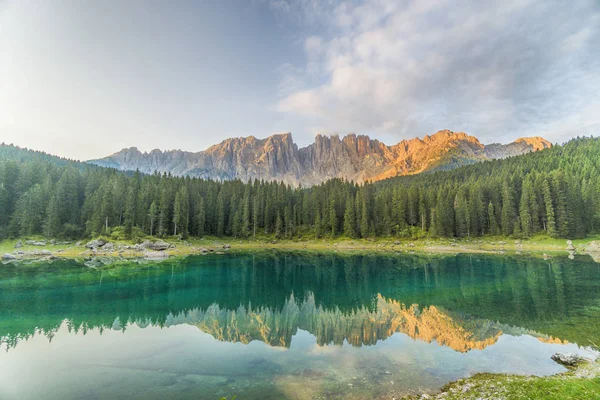 Agua Cristalina Del Lago Carezza Karersee Los Alpes Dolomitas Trentino — Foto de Stock