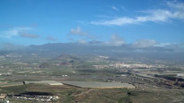 kasabada dağlar, Tenerife, Kanarya Adaları, İspanya gündüz, zaman atlamalı, hareketli bulutların havadan görünümü 