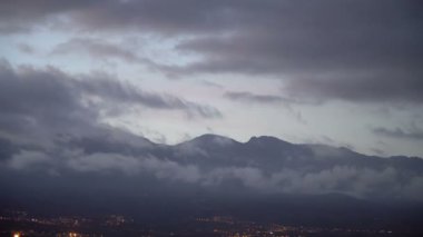 zaman atlamalı bulutlar dağların üzerinden hareket geceleri, Tenerife, Kanarya Adaları, İspanya  