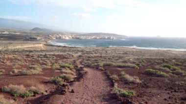 Atlantik Okyanusu kıyı şeridi ile küçük bir kasaba, Tenerife, Kanarya Adaları, İspanya