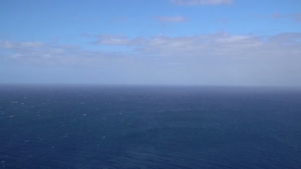 Vista Panorámica Del Océano Con Olas Nubes Durante Día Lapso — Vídeo de stock