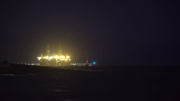 Платформа Бурения Нефтяной Вышки Океане Ночью Время Действия — стоковое видео