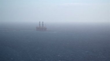 Petrol Rig delme platformunun gündüz, okyanusta havadan görünümü 