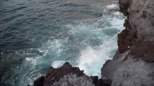 Крупним Планом Океанських Хвиль Порушення Скелях Тенеріфе Канарські Острови Іспанія — стокове відео