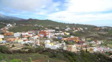 gündüz, Tenerife, Kanarya Adaları, İspanya, backgorund Dağları ile tepelerde küçük bir köy