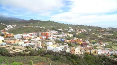zaman atlamalı küçük bir köy backgorund dağlardaki ile tepelerde gündüz, Tenerife, Kanarya Adaları, İspanya hareketli bulutlar