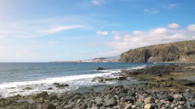 Tenerife kayalık sahil kasaba okyanus, Kanarya Adaları, İspanya ile gündüz inişli çıkışlı dalgalar 