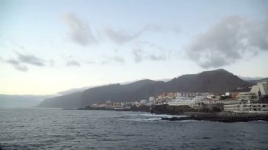 Zaman atlamalı olarak alacakaranlıkta Los Gigantes, Tenerife, Kanarya Adaları, İspanya yakınındaki kayalık Atlantik Okyanusu kıyıları