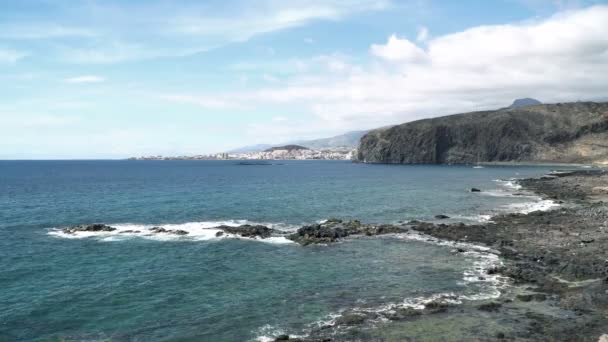 Havsvågor Rullar Den Klippiga Kusten Teneriffa Kanarieöarna Spanien Dagtid — Stockvideo
