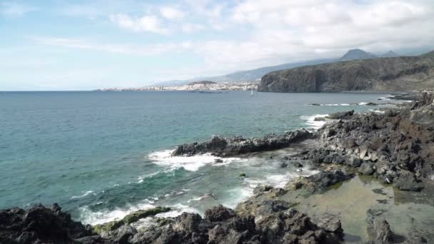 Rotsachtige Kust Van Tenerife Met Kleine Stad Oceaan Canarische Eilanden — Stockvideo