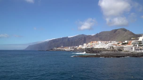 Cidade Los Gigantes Oceano Com Montanhas Fundo Tenerife Ilhas Canárias — Vídeo de Stock