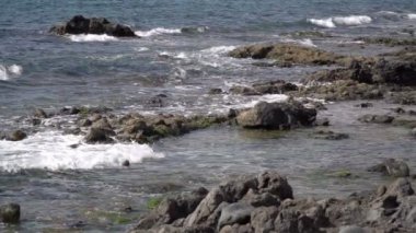 Buzlu, Tenerife, Kanarya Adaları, İspanya ağır çekimde sıçramasına okyanus dalgaları
